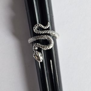 LADIES NEW SIZE 6 UNIQUE  SILVER FASHION EYECATCHING SNAKE RING